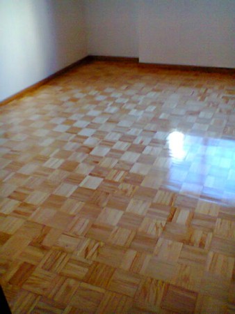 Pavimento afagado e envernizado.