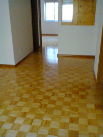 Pavimento afagado e com acabamento em verniz.