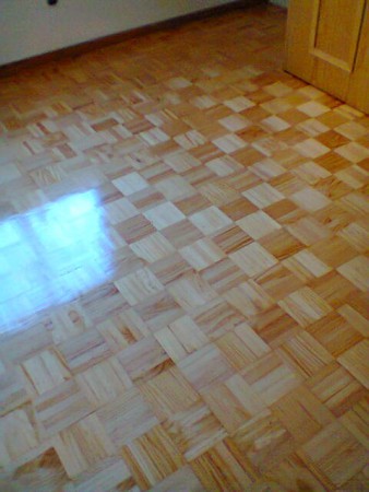 Pavimento afagado e com acabamento em verniz.