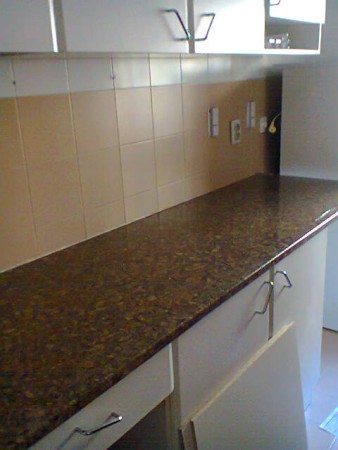 Montagem de bancada de cozinha