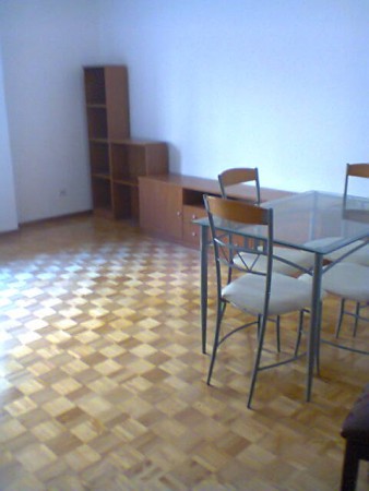 Sala na fase de montagem de móveis.