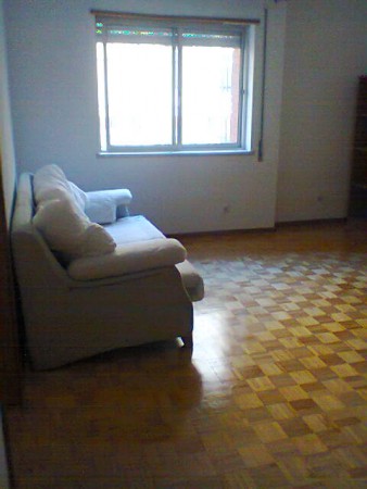 ala na fase de montagem de móveis.